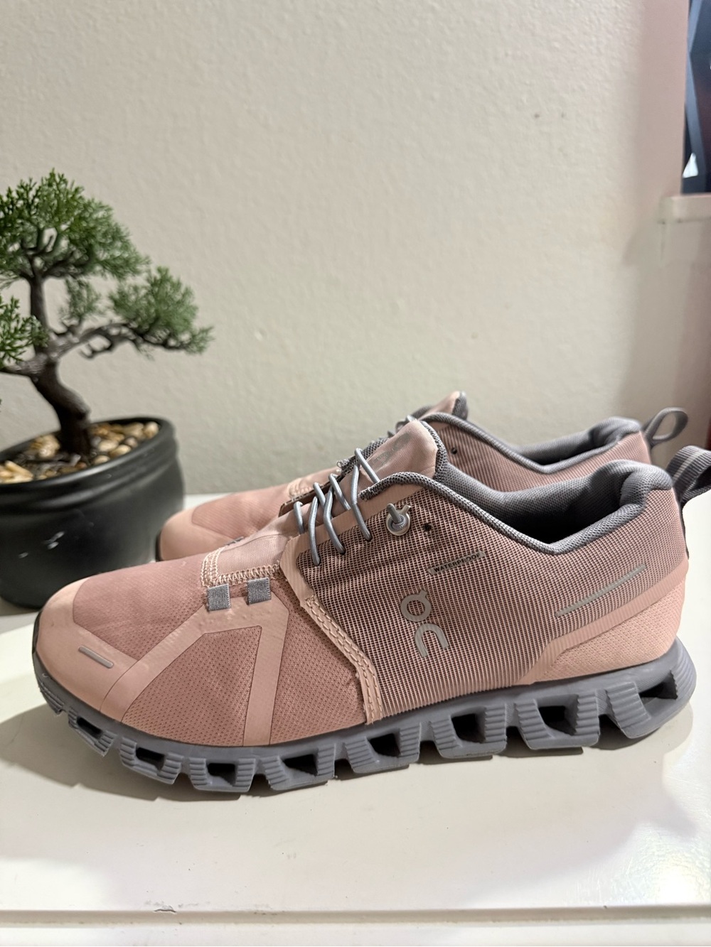On Running cloud 5 Women size 8.5 waterproof sneakers in Blush Pink and Gray - Picture 4 of 11